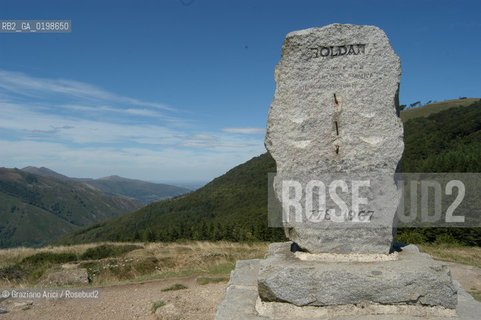 ( SPAGNA - SPAIN)  PAESI BASCHI - BASQUE LAND - VIZCAYA  NAVARRA RONCISVALLE - ORREAGA : THE PASS ON THE WAY TO SANTIAGO DE COMPOSTELA  WHERE ROLANDO DIED IN BATTLE .© 2004 Graziano Arici/Rosebud2 / GEO PELLEGRINAGGIO CAMINO IMBOSCATA CANZONE MONUMENTO