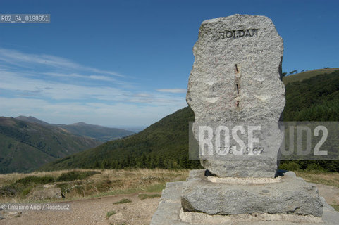 ( SPAGNA - SPAIN)  PAESI BASCHI - BASQUE LAND - VIZCAYA  NAVARRA RONCISVALLE - ORREAGA : THE PASS ON THE WAY TO SANTIAGO DE COMPOSTELA  WHERE ROLANDO DIED IN BATTLE .© 2004 Graziano Arici/Rosebud2 / GEO PELLEGRINAGGIO CAMINO IMBOSCATA CANZONE MONUMENTO