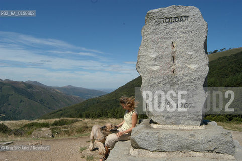 ( SPAGNA - SPAIN)  PAESI BASCHI - BASQUE LAND - VIZCAYA  NAVARRA RONCISVALLE - ORREAGA : THE PASS ON THE WAY TO SANTIAGO DE COMPOSTELA  WHERE ROLANDO DIED IN BATTLE .© 2004 Graziano Arici/Rosebud2 / GEO PELLEGRINAGGIO CAMINO IMBOSCATA CANZONE MONUMENTO