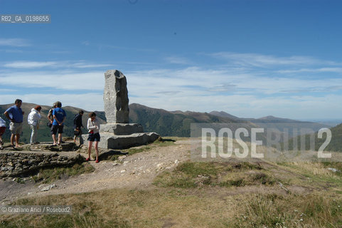 ( SPAGNA - SPAIN)  PAESI BASCHI - BASQUE LAND - VIZCAYA  NAVARRA RONCISVALLE - ORREAGA : THE PASS ON THE WAY TO SANTIAGO DE COMPOSTELA  WHERE ROLANDO DIED IN BATTLE .© 2004 Graziano Arici/Rosebud2 / GEO PELLEGRINAGGIO CAMINO IMBOSCATA CANZONE MONUMENTO