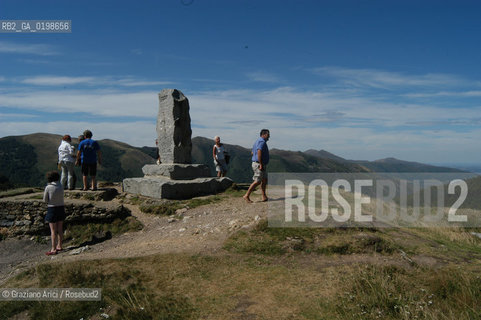 ( SPAGNA - SPAIN)  PAESI BASCHI - BASQUE LAND - VIZCAYA  NAVARRA RONCISVALLE - ORREAGA : THE PASS ON THE WAY TO SANTIAGO DE COMPOSTELA  WHERE ROLANDO DIED IN BATTLE .© 2004 Graziano Arici/Rosebud2 / GEO PELLEGRINAGGIO CAMINO IMBOSCATA CANZONE MONUMENTO