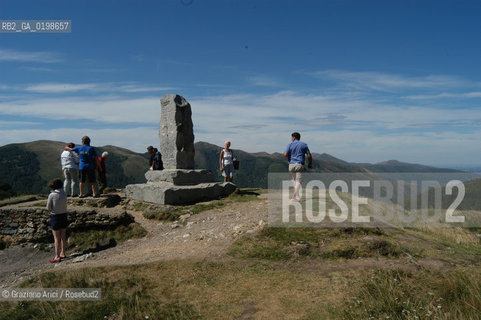 ( SPAGNA - SPAIN)  PAESI BASCHI - BASQUE LAND - VIZCAYA  NAVARRA RONCISVALLE - ORREAGA : THE PASS ON THE WAY TO SANTIAGO DE COMPOSTELA  WHERE ROLANDO DIED IN BATTLE .© 2004 Graziano Arici/Rosebud2 / GEO PELLEGRINAGGIO CAMINO IMBOSCATA CANZONE MONUMENTO