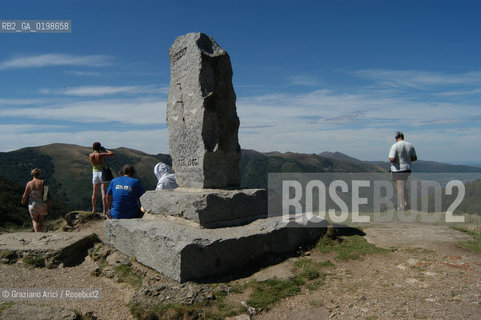 ( SPAGNA - SPAIN)  PAESI BASCHI - BASQUE LAND - VIZCAYA  NAVARRA RONCISVALLE - ORREAGA : THE PASS ON THE WAY TO SANTIAGO DE COMPOSTELA  WHERE ROLANDO DIED IN BATTLE .© 2004 Graziano Arici/Rosebud2 / GEO PELLEGRINAGGIO CAMINO IMBOSCATA CANZONE MONUMENTO