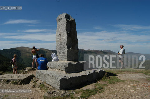 ( SPAGNA - SPAIN)  PAESI BASCHI - BASQUE LAND - VIZCAYA  NAVARRA RONCISVALLE - ORREAGA : THE PASS ON THE WAY TO SANTIAGO DE COMPOSTELA  WHERE ROLANDO DIED IN BATTLE .© 2004 Graziano Arici/Rosebud2 / GEO PELLEGRINAGGIO CAMINO IMBOSCATA CANZONE MONUMENTO