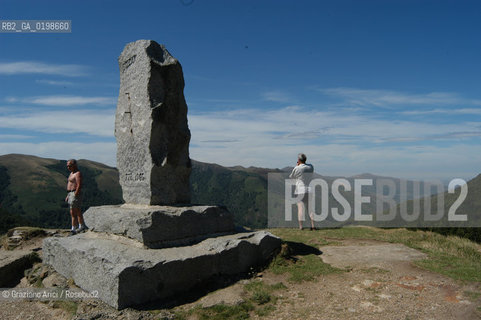 ( SPAGNA - SPAIN)  PAESI BASCHI - BASQUE LAND - VIZCAYA  NAVARRA RONCISVALLE - ORREAGA : THE PASS ON THE WAY TO SANTIAGO DE COMPOSTELA  WHERE ROLANDO DIED IN BATTLE .© 2004 Graziano Arici/Rosebud2 / GEO PELLEGRINAGGIO CAMINO IMBOSCATA CANZONE MONUMENTO