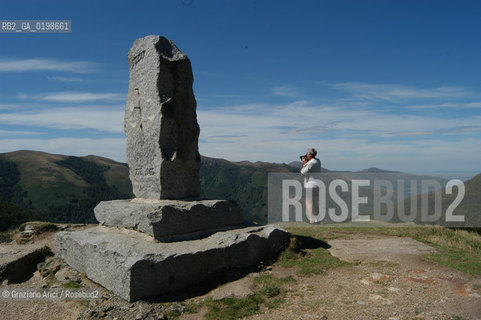 ( SPAGNA - SPAIN)  PAESI BASCHI - BASQUE LAND - VIZCAYA  NAVARRA RONCISVALLE - ORREAGA : THE PASS ON THE WAY TO SANTIAGO DE COMPOSTELA  WHERE ROLANDO DIED IN BATTLE .© 2004 Graziano Arici/Rosebud2 / GEO PELLEGRINAGGIO CAMINO IMBOSCATA CANZONE MONUMENTO