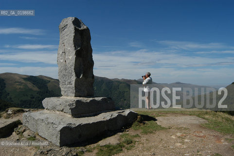 ( SPAGNA - SPAIN)  PAESI BASCHI - BASQUE LAND - VIZCAYA  NAVARRA RONCISVALLE - ORREAGA : THE PASS ON THE WAY TO SANTIAGO DE COMPOSTELA  WHERE ROLANDO DIED IN BATTLE .© 2004 Graziano Arici/Rosebud2 / GEO PELLEGRINAGGIO CAMINO IMBOSCATA CANZONE MONUMENTO
