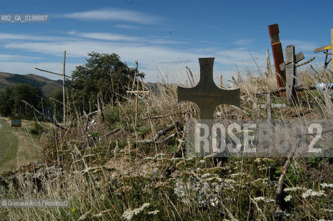 ( SPAGNA - SPAIN)  PAESI BASCHI - BASQUE LAND - VIZCAYA  NAVARRA RONCISVALLE - ORREAGA : THE PASS ON THE WAY TO SANTIAGO DE COMPOSTELA  WHERE ROLANDO DIED IN BATTLE .© 2004 Graziano Arici/Rosebud2 / GEO PELLEGRINAGGIO CAMINO IMBOSCATA CANZONE MONUMENTO