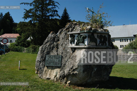 ( SPAGNA - SPAIN)  PAESI BASCHI - BASQUE LAND - VIZCAYA  NAVARRA RONCISVALLE - ORREAGA : THE COLLEGIATA  ON THE WAY TO SANTIAGO DE COMPOSTELA  WHERE ROLANDO DIED IN BATTLE .© 2004 Graziano Arici/Rosebud2 / GEO PELLEGRINAGGIO CAMINO IMBOSCATA CANZONE MONUMENTO