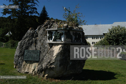 ( SPAGNA - SPAIN)  PAESI BASCHI - BASQUE LAND - VIZCAYA  NAVARRA RONCISVALLE - ORREAGA : THE COLLEGIATA  ON THE WAY TO SANTIAGO DE COMPOSTELA  WHERE ROLANDO DIED IN BATTLE .© 2004 Graziano Arici/Rosebud2 / GEO PELLEGRINAGGIO CAMINO IMBOSCATA CANZONE MONUMENTO