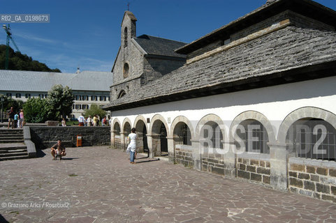 ( SPAGNA - SPAIN)  PAESI BASCHI - BASQUE LAND - VIZCAYA  NAVARRA RONCISVALLE - ORREAGA : THE COLLEGIATA  ON THE WAY TO SANTIAGO DE COMPOSTELA  WHERE ROLANDO DIED IN BATTLE .© 2004 Graziano Arici/Rosebud2 / GEO PELLEGRINAGGIO CAMINO IMBOSCATA CANZONE MONUMENTO