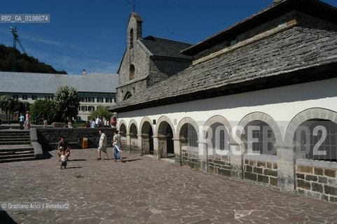 ( SPAGNA - SPAIN)  PAESI BASCHI - BASQUE LAND - VIZCAYA  NAVARRA RONCISVALLE - ORREAGA : THE COLLEGIATA  ON THE WAY TO SANTIAGO DE COMPOSTELA  WHERE ROLANDO DIED IN BATTLE .© 2004 Graziano Arici/Rosebud2 / GEO PELLEGRINAGGIO CAMINO IMBOSCATA CANZONE MONUMENTO