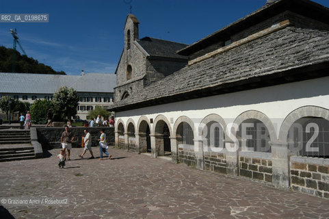 ( SPAGNA - SPAIN)  PAESI BASCHI - BASQUE LAND - VIZCAYA  NAVARRA RONCISVALLE - ORREAGA : THE COLLEGIATA  ON THE WAY TO SANTIAGO DE COMPOSTELA  WHERE ROLANDO DIED IN BATTLE .© 2004 Graziano Arici/Rosebud2 / GEO PELLEGRINAGGIO CAMINO IMBOSCATA CANZONE MONUMENTO