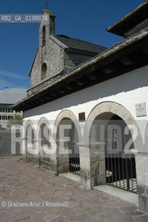 ( SPAGNA - SPAIN)  PAESI BASCHI - BASQUE LAND - VIZCAYA  NAVARRA RONCISVALLE - ORREAGA : THE COLLEGIATA  ON THE WAY TO SANTIAGO DE COMPOSTELA  WHERE ROLANDO DIED IN BATTLE .© 2004 Graziano Arici/Rosebud2 / GEO PELLEGRINAGGIO CAMINO IMBOSCATA CANZONE MONUMENTO