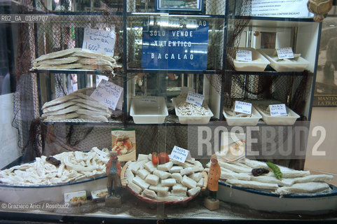 ( SPAGNA - SPAIN)    NAVARRA PAMPLONA - IRUNA. : STOCKFISH SELLER  © 2004 Graziano Arici/Rosebud2 / GEO GASTRONOMIA