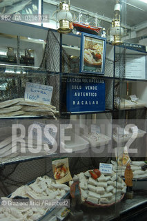 ( SPAGNA - SPAIN)    NAVARRA PAMPLONA - IRUNA. : STOCKFISH SELLER  © 2004 Graziano Arici/Rosebud2 / GEO GASTRONOMIA