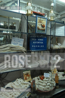 ( SPAGNA - SPAIN)    NAVARRA PAMPLONA - IRUNA. : STOCKFISH SELLER  © 2004 Graziano Arici/Rosebud2 / GEO GASTRONOMIA