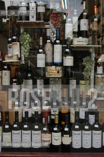 ( SPAGNA - SPAIN)    NAVARRA PAMPLONA - IRUNA. : WINE. SELLER  © 2004 Graziano Arici/Rosebud2 / GEO GASTRONOMIA