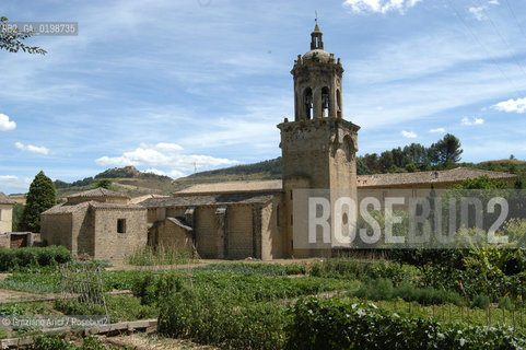 ( SPAGNA - SPAIN)    NAVARRA : PUENTE LA REINA: A  TOWN ON THE WAY TO SANTIAGO DE COMPOSTELA  - IGLESIA DEL CRUCIFIJIO  © 2004 Graziano Arici/Rosebud2 / GEO PELLEGRINAGGIO CAMINO ROMANICO TEMPLARI CROCIFISSO.