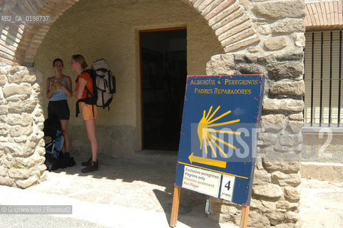 ( SPAGNA - SPAIN)    NAVARRA : PUENTE LA REINA: A  TOWN ON THE WAY TO SANTIAGO DE COMPOSTELA  - HOSTEL FOR THE PILGRIMS  © 2004 Graziano Arici/Rosebud2 / GEO PELLEGRINAGGIO CAMINO CONCHIGLIA.