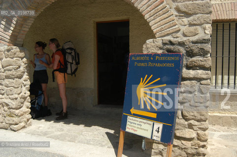 ( SPAGNA - SPAIN)    NAVARRA : PUENTE LA REINA: A  TOWN ON THE WAY TO SANTIAGO DE COMPOSTELA  - HOSTEL FOR THE PILGRIMS  © 2004 Graziano Arici/Rosebud2 / GEO PELLEGRINAGGIO CAMINO CONCHIGLIA.