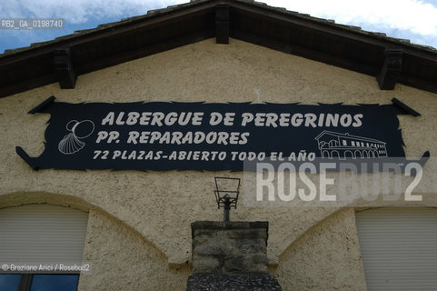 ( SPAGNA - SPAIN)    NAVARRA : PUENTE LA REINA: A  TOWN ON THE WAY TO SANTIAGO DE COMPOSTELA  - HOSTEL FOR THE PILGRIMS  © 2004 Graziano Arici/Rosebud2 / GEO PELLEGRINAGGIO CAMINO CONCHIGLIA.