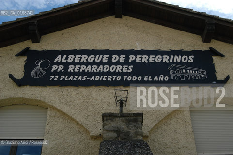 ( SPAGNA - SPAIN)    NAVARRA : PUENTE LA REINA: A  TOWN ON THE WAY TO SANTIAGO DE COMPOSTELA  - HOSTEL FOR THE PILGRIMS  © 2004 Graziano Arici/Rosebud2 / GEO PELLEGRINAGGIO CAMINO CONCHIGLIA.