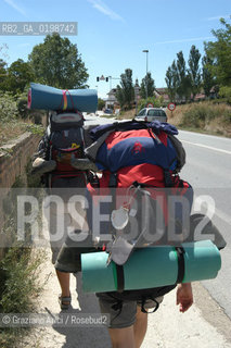 ( SPAGNA - SPAIN)    NAVARRA : PUENTE LA REINA: A  TOWN ON THE WAY TO SANTIAGO DE COMPOSTELA  - PILGRIM  © 2004 Graziano Arici/Rosebud2 / GEO PELLEGRINAGGIO CAMINO CONCHIGLIA.