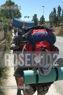 ( SPAGNA - SPAIN)    NAVARRA : PUENTE LA REINA: A  TOWN ON THE WAY TO SANTIAGO DE COMPOSTELA  - PILGRIM  © 2004 Graziano Arici/Rosebud2 / GEO PELLEGRINAGGIO CAMINO CONCHIGLIA.