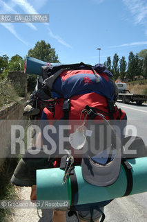 ( SPAGNA - SPAIN)    NAVARRA : PUENTE LA REINA: A  TOWN ON THE WAY TO SANTIAGO DE COMPOSTELA  - PILGRIM  © 2004 Graziano Arici/Rosebud2 / GEO PELLEGRINAGGIO CAMINO CONCHIGLIA.