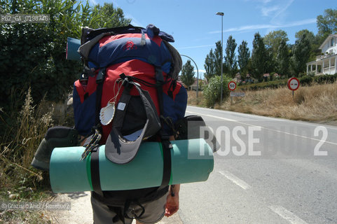 ( SPAGNA - SPAIN)    NAVARRA : PUENTE LA REINA: A  TOWN ON THE WAY TO SANTIAGO DE COMPOSTELA  - PILGRIM  © 2004 Graziano Arici/Rosebud2 / GEO PELLEGRINAGGIO CAMINO CONCHIGLIA.