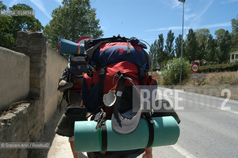 ( SPAGNA - SPAIN)    NAVARRA : PUENTE LA REINA: A  TOWN ON THE WAY TO SANTIAGO DE COMPOSTELA  - PILGRIM  © 2004 Graziano Arici/Rosebud2 / GEO PELLEGRINAGGIO CAMINO CONCHIGLIA.