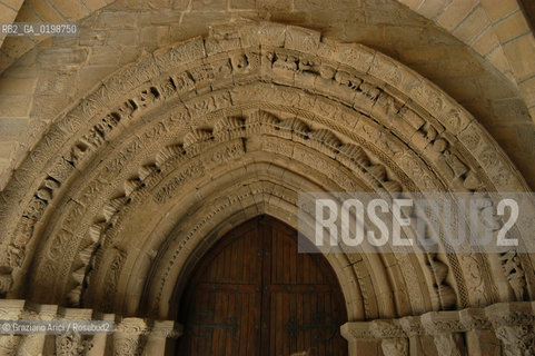 ( SPAGNA - SPAIN)    NAVARRA : PUENTE LA REINA: A  TOWN ON THE WAY TO SANTIAGO DE COMPOSTELA  - IGLESIA DEL CRUCIFIJIO  © 2004 Graziano Arici/Rosebud2 / GEO PELLEGRINAGGIO CAMINO ROMANICO TEMPLARI CROCIFISSO.