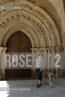 ( SPAGNA - SPAIN)    NAVARRA : PUENTE LA REINA: A  TOWN ON THE WAY TO SANTIAGO DE COMPOSTELA  - IGLESIA DEL CRUCIFIJIO  © 2004 Graziano Arici/Rosebud2 / GEO PELLEGRINAGGIO CAMINO ROMANICO TEMPLARI CROCIFISSO.