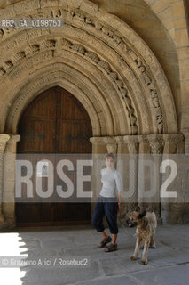 ( SPAGNA - SPAIN)    NAVARRA : PUENTE LA REINA: A  TOWN ON THE WAY TO SANTIAGO DE COMPOSTELA  - IGLESIA DEL CRUCIFIJIO  © 2004 Graziano Arici/Rosebud2 / GEO PELLEGRINAGGIO CAMINO ROMANICO TEMPLARI CROCIFISSO.