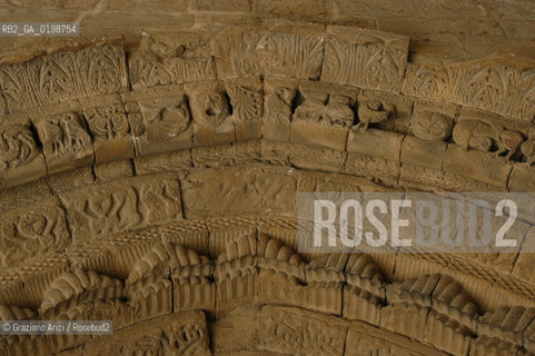 ( SPAGNA - SPAIN)    NAVARRA : PUENTE LA REINA: A  TOWN ON THE WAY TO SANTIAGO DE COMPOSTELA  - IGLESIA DEL CRUCIFIJIO  © 2004 Graziano Arici/Rosebud2 / GEO PELLEGRINAGGIO CAMINO ROMANICO TEMPLARI CROCIFISSO.