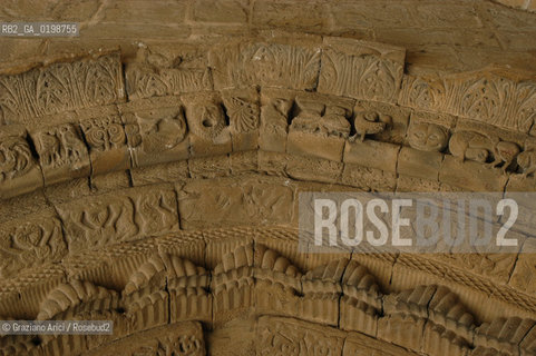 ( SPAGNA - SPAIN)    NAVARRA : PUENTE LA REINA: A  TOWN ON THE WAY TO SANTIAGO DE COMPOSTELA  - IGLESIA DEL CRUCIFIJIO  © 2004 Graziano Arici/Rosebud2 / GEO PELLEGRINAGGIO CAMINO ROMANICO TEMPLARI CROCIFISSO.