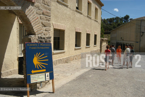 ( SPAGNA - SPAIN)    NAVARRA : PUENTE LA REINA: A  TOWN ON THE WAY TO SANTIAGO DE COMPOSTELA  - HOSTEL FOR THE PILGRIMS  © 2004 Graziano Arici/Rosebud2 / GEO PELLEGRINAGGIO CAMINO CONCHIGLIA.