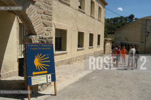 ( SPAGNA - SPAIN)    NAVARRA : PUENTE LA REINA: A  TOWN ON THE WAY TO SANTIAGO DE COMPOSTELA  - HOSTEL FOR THE PILGRIMS  © 2004 Graziano Arici/Rosebud2 / GEO PELLEGRINAGGIO CAMINO CONCHIGLIA.