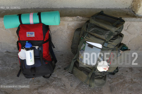 ( SPAGNA - SPAIN)    NAVARRA : PUENTE LA REINA: A  TOWN ON THE WAY TO SANTIAGO DE COMPOSTELA  - PILGRIM  © 2004 Graziano Arici/Rosebud2 / GEO PELLEGRINAGGIO CAMINO CONCHIGLIA.