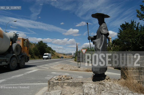 ( SPAGNA - SPAIN)    NAVARRA : PUENTE LA REINA: A  TOWN ON THE WAY TO SANTIAGO DE COMPOSTELA  - MONUMENT TO THE PILGRIM  © 2004 Graziano Arici/Rosebud2 / GEO PELLEGRINAGGIO CAMINO CONCHIGLIA.