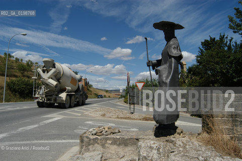 ( SPAGNA - SPAIN)    NAVARRA : PUENTE LA REINA: A  TOWN ON THE WAY TO SANTIAGO DE COMPOSTELA  - MONUMENT TO THE PILGRIM  © 2004 Graziano Arici/Rosebud2 / GEO PELLEGRINAGGIO CAMINO CONCHIGLIA.