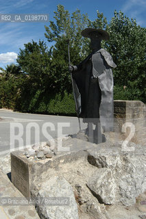 ( SPAGNA - SPAIN)    NAVARRA : PUENTE LA REINA: A  TOWN ON THE WAY TO SANTIAGO DE COMPOSTELA  - MONUMENT TO THE PILGRIM  © 2004 Graziano Arici/Rosebud2 / GEO PELLEGRINAGGIO CAMINO CONCHIGLIA.