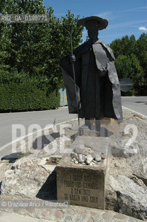 ( SPAGNA - SPAIN)    NAVARRA : PUENTE LA REINA: A  TOWN ON THE WAY TO SANTIAGO DE COMPOSTELA  - MONUMENT TO THE PILGRIM  © 2004 Graziano Arici/Rosebud2 / GEO PELLEGRINAGGIO CAMINO CONCHIGLIA.