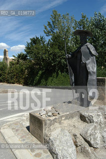 ( SPAGNA - SPAIN)    NAVARRA : PUENTE LA REINA: A  TOWN ON THE WAY TO SANTIAGO DE COMPOSTELA  - MONUMENT TO THE PILGRIM  © 2004 Graziano Arici/Rosebud2 / GEO PELLEGRINAGGIO CAMINO CONCHIGLIA.