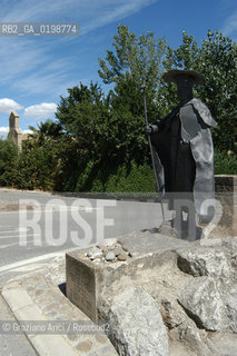 ( SPAGNA - SPAIN)    NAVARRA : PUENTE LA REINA: A  TOWN ON THE WAY TO SANTIAGO DE COMPOSTELA  - MONUMENT TO THE PILGRIM  © 2004 Graziano Arici/Rosebud2 / GEO PELLEGRINAGGIO CAMINO CONCHIGLIA.