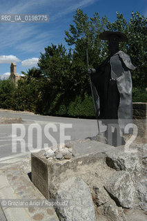 ( SPAGNA - SPAIN)    NAVARRA : PUENTE LA REINA: A  TOWN ON THE WAY TO SANTIAGO DE COMPOSTELA  - MONUMENT TO THE PILGRIM  © 2004 Graziano Arici/Rosebud2 / GEO PELLEGRINAGGIO CAMINO CONCHIGLIA.