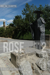 ( SPAGNA - SPAIN)    NAVARRA : PUENTE LA REINA: A  TOWN ON THE WAY TO SANTIAGO DE COMPOSTELA  - MONUMENT TO THE PILGRIM  © 2004 Graziano Arici/Rosebud2 / GEO PELLEGRINAGGIO CAMINO CONCHIGLIA.