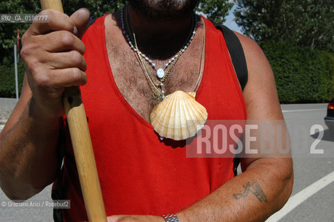 ( SPAGNA - SPAIN)    NAVARRA : PUENTE LA REINA: A  TOWN ON THE WAY TO SANTIAGO DE COMPOSTELA  - PILGRIM  © 2004 Graziano Arici/Rosebud2 / GEO PELLEGRINAGGIO CAMINO CONCHIGLIA.