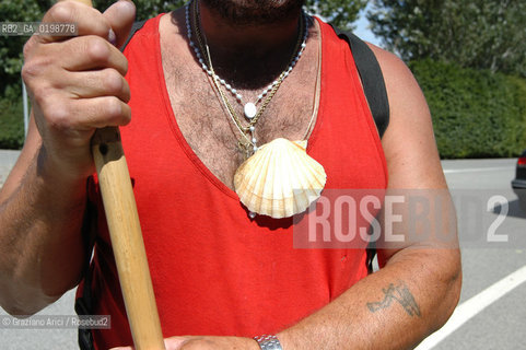 ( SPAGNA - SPAIN)    NAVARRA : PUENTE LA REINA: A  TOWN ON THE WAY TO SANTIAGO DE COMPOSTELA  - PILGRIM  © 2004 Graziano Arici/Rosebud2 / GEO PELLEGRINAGGIO CAMINO CONCHIGLIA.